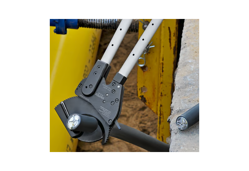 Détail de la tête de coupe brunie KNIPEX pour câbles cuivre et aluminium.