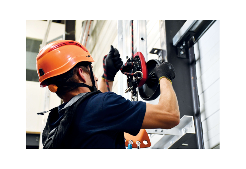 Vue détail crochets verrouillage automatique aluminium ouverture 25 mm descender sauvetage TC065 Delta Plus