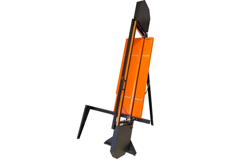 Façadier coupant un panneau de polystyrène avec la coupeuse sans fil IMER TIGRIS 1250 CX sur chantier ITE