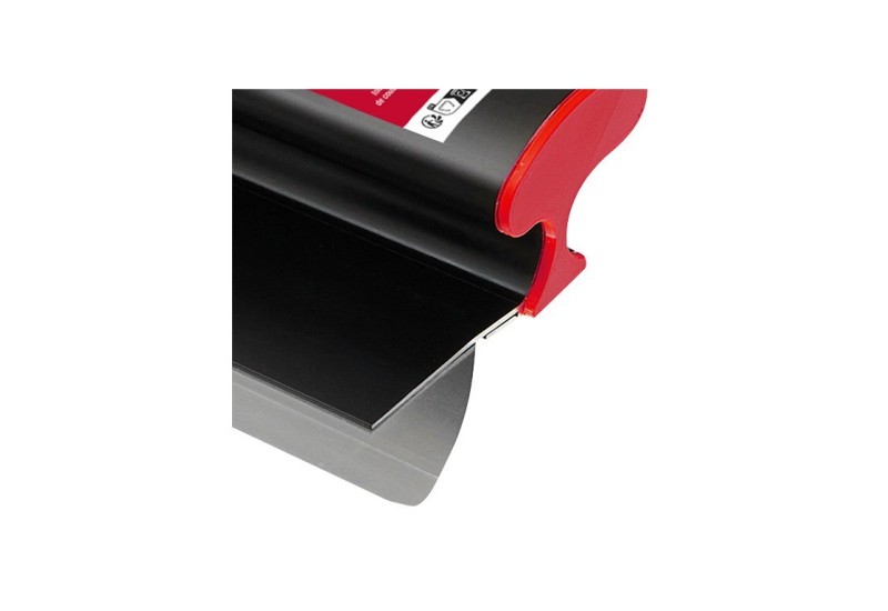 Plaquiste lissant une finition d'enduit avec le couteau à lisser inox 0,3 mm Taliaplast 441604