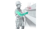 Marteau de charpentier Leborgne Nanovib en utilisation sur montant d'ossature bois