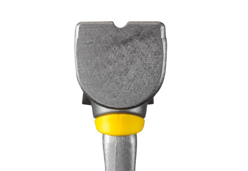Mobiste en atelier de préfabrication utilisant le marteau Leborgne Nanovib sur mur d'ossature