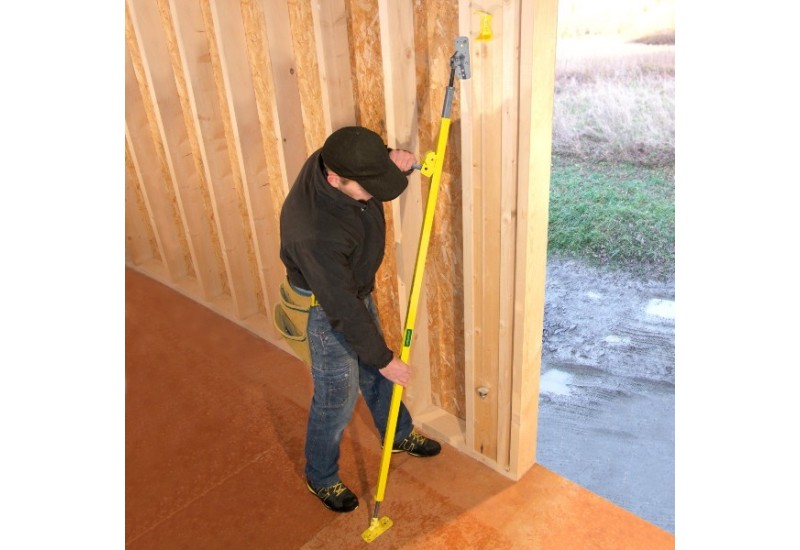 Étai Sylvapro® positionné à 60° pour maintenir un mur à ossature bois à l'aplomb