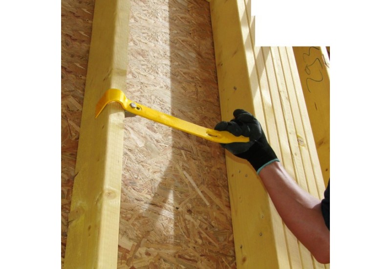 Pince à décoffrer Sylvapro® utilisée pour décoffrer un montant de mur ossature bois