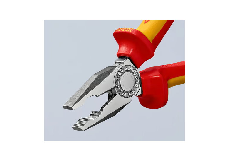 Pince universelle Knipex coupant un câble cuivre multibrin de 16 mm²