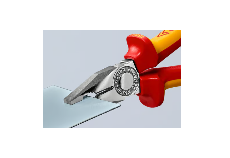 Pince universelle Knipex 160 mm saisissant un méplat métallique