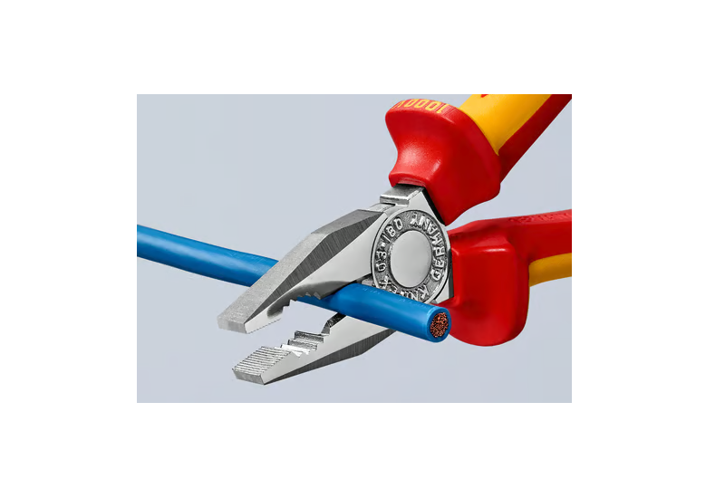 Pince universelle isolée 1000 V Knipex en utilisation par un électricien