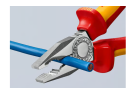 Pince universelle isolée 1000 V Knipex en utilisation par un électricien