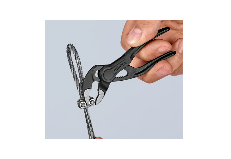 Knipex Cobra XS saisissant un tube de Ø 28 mm en espace confiné