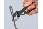 Knipex Cobra XS saisissant un tube de Ø 28 mm en espace confiné