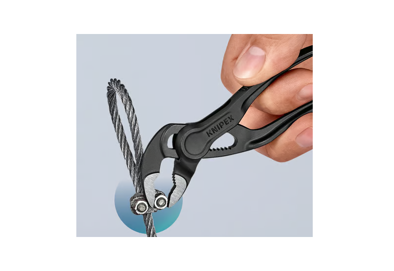 Pince multiprise Knipex Cobra XS utilisée d'une seule main sur un raccord