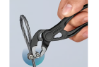 Pince multiprise Knipex Cobra XS utilisée d'une seule main sur un raccord