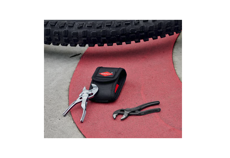 Pince Knipex Cobra XS de 62 g tenant dans la paume de la main
