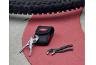 Pince Knipex Cobra XS de 62 g tenant dans la paume de la main