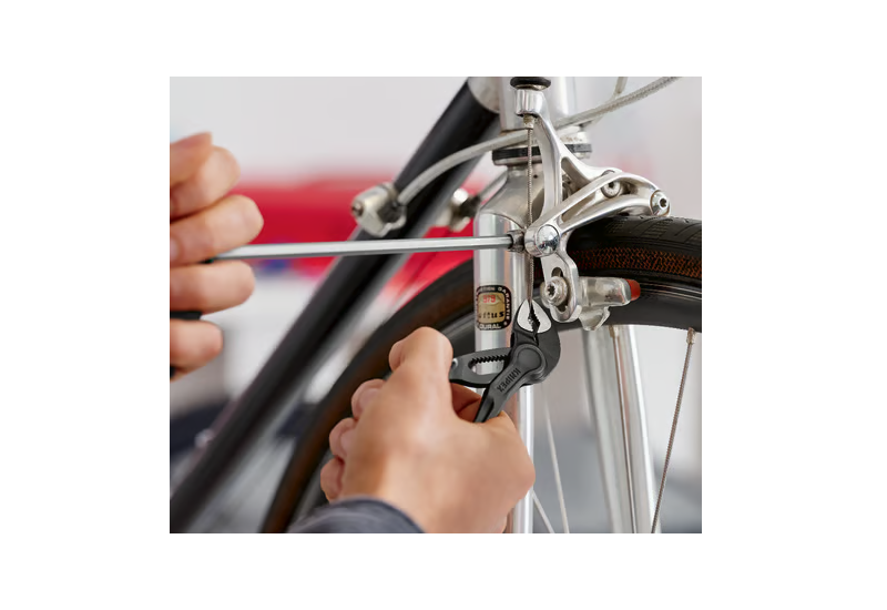 Knipex Cobra XS autobloquante, sans glissement sur un écrou