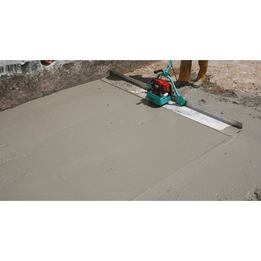Règle vibrante électrique IMER avec profilé de 1,5m sur chantier de coulage béton Règle vibrante électrique IMER avec profilé de 1,5m sur chantier de coulage béton