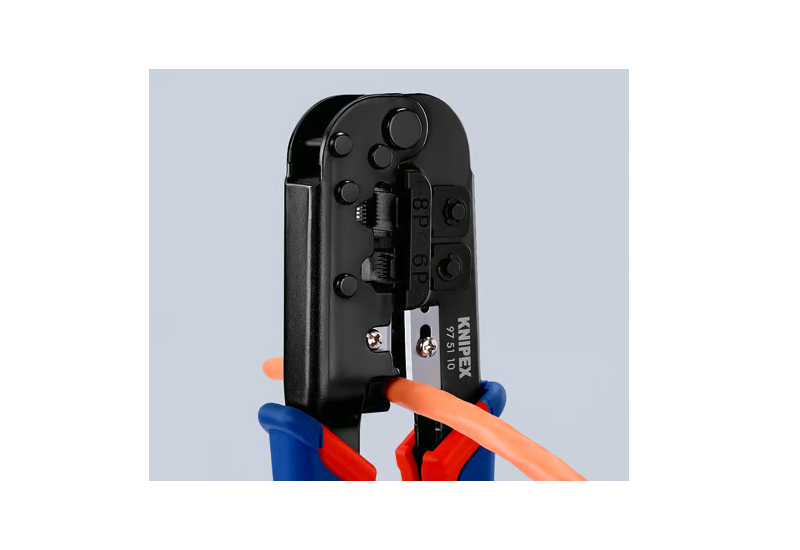 Dénudage d'un câble téléphonique plat avec le couteau intégré de la pince Knipex