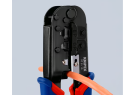 Dénudage d'un câble téléphonique plat avec le couteau intégré de la pince Knipex