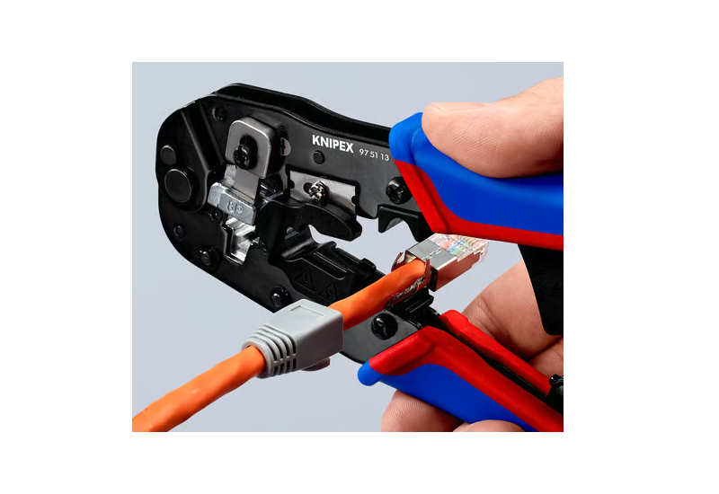 Sertissage d'une fiche RJ45 blindée STP avec la pince Knipex 97 51 13