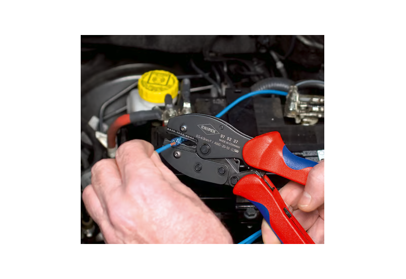 Profil de sertissage à 3 encoches de la Knipex PreciForce pour connecteurs thermorétractables