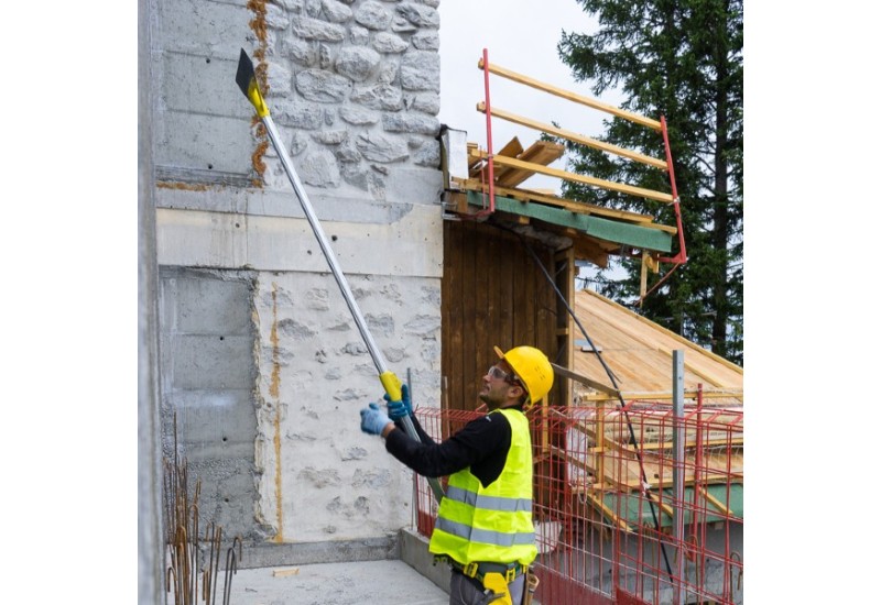 Grattoir Nanovib Leborgne replié en position de rangement 2 m sur chantier
