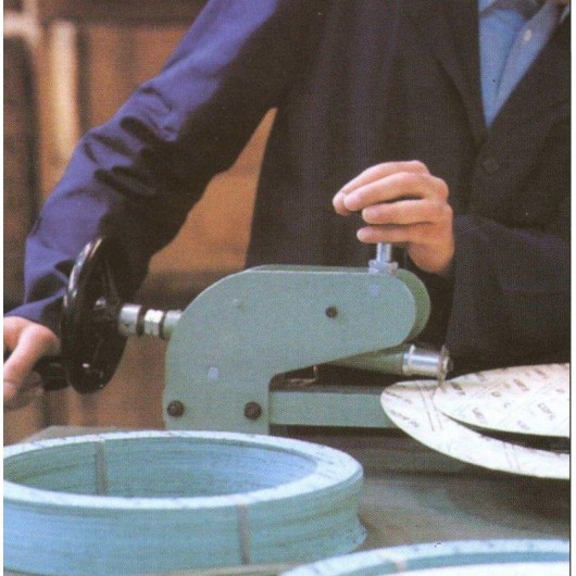 Machine à découper les joints MOB 8001010001 outillage plomberie vue de face