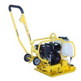 Plaque vibrante thermique Paclite V400 COMBI sur asphalte avec réservoir d'eau et moteur Honda GX160